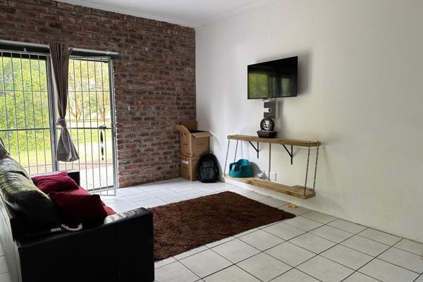 Very cosy Garden Cottage 

Lounge / Dining room
Kitchen
One Bedroom 
With ensuite bathroom

Rent                    R6000.00
Deposit    ...