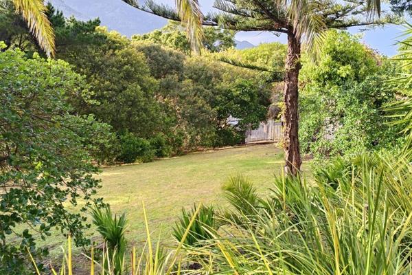 This is your opportunity to invest in Hout bay, and build your dream home.

The plot is situated in a well established neighborhood ...