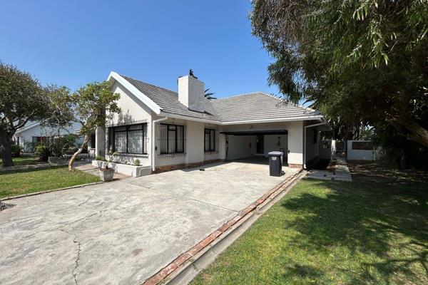 Unfurnished Freestanding House in Milnerton with 4 large bedrooms, 2 bathrooms, large ...