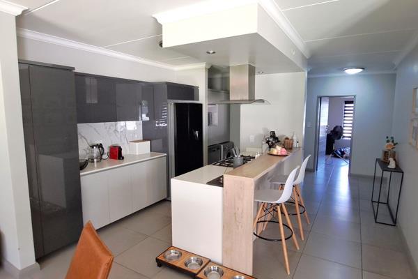 Welcome to Umthunzi Views, an upmarket security complex, comfortably tucked away in the ...