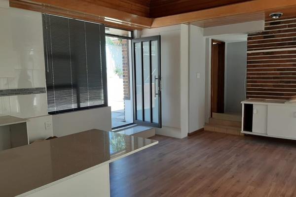 This spacious, modern, 2 bedroom flatlet, is available for a single professional or a couple in Plattekloof 1. No ...