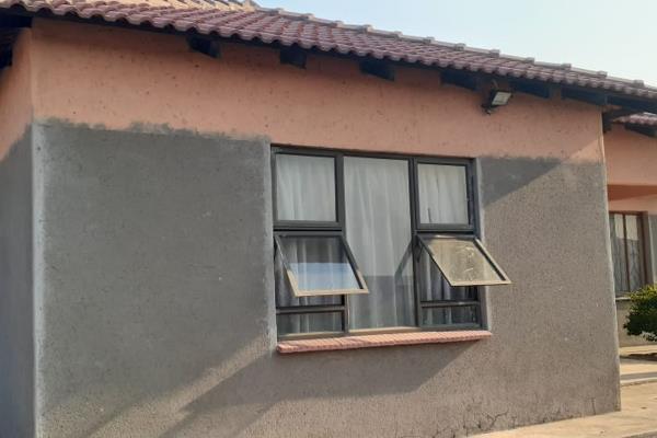 House for sale in Seshego D, Polokwane
Welcome to the spacious 3 Bedroom house in Seshego Zone 4 located next to Taxi main road ...