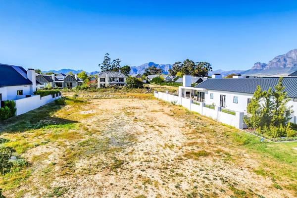 Situated in the prestigious Val de Vie Estate, this unique 730m&#178; stand is one of the few remaining around the beautiful nature ...