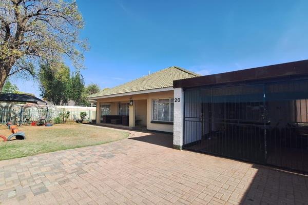 This property offers 3 bedrooms, 2.5 bathrooms, 2 lock up carports, kitchen and 3 living areas.
House only. Flat separately rented. ...