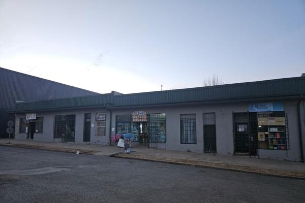 You will find this fantastic well-maintained business complex with 5 shops currently occupied with tenants.  


Potential large stand ...