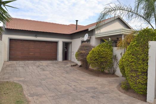 3 Bedroom House for sale in Thatchfield Estate