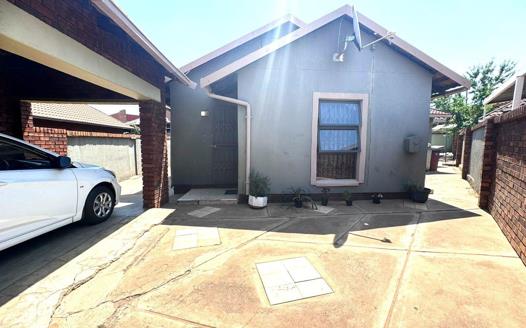 3 Bedroom House for sale in Protea North