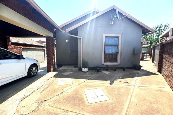 House For Sale In Soweto, Protea North.

Charming 3-bedrooms family home in Protea North.

This inviting three bedrooms family home in ...