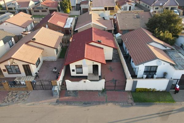 This beautiful three-bedroom home in Pimville Zone 4 is the perfect blend of modern ...