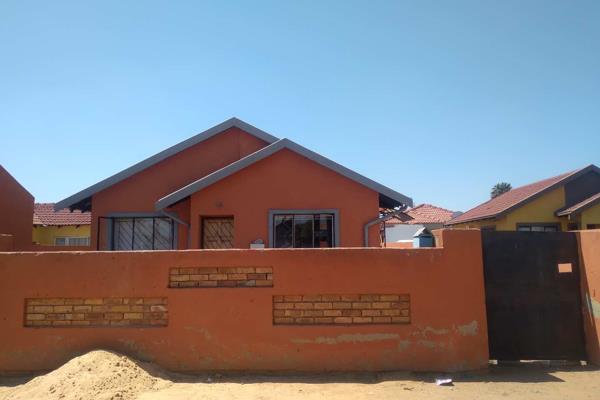 Cozy 3 bedroom house located in Buhle park for sale.This neat and spacious property offers security with a fully 4 sided wall with a ...