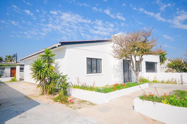 This popular Bothasig property is the ideal investment property or property for the extended family and could have three different ...