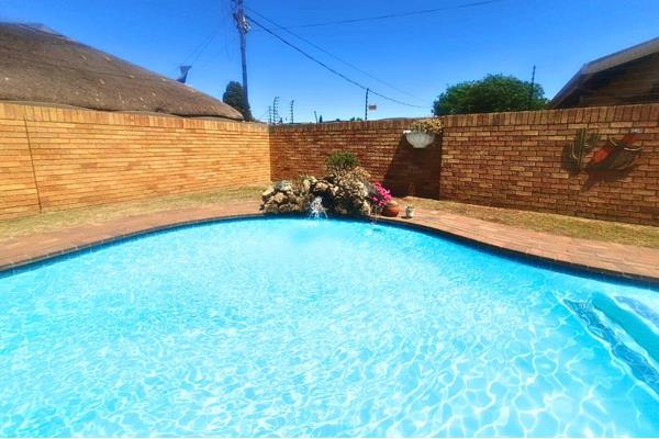 4 amazing things:
1. Sparkling swimming pool with water feature
2. Huge family kitchen 
3. Lovely greenhouse patio
4. Borehole

3 ...