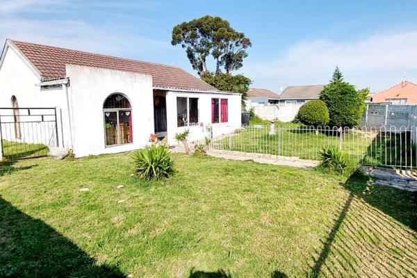 Beautiful property for sale in Devon Park, Eersteriver. This property features 2 ...