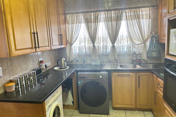 This neat two bedroom apartment is located within Aber Lodge complex in Albermale. It is on the first floor and it has the following ...