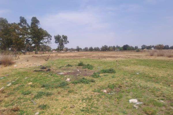 Unlock the potential of this stunning 3 hectare plot, situated on flat land in a prime location. The property boasts:
A dilapidated ...