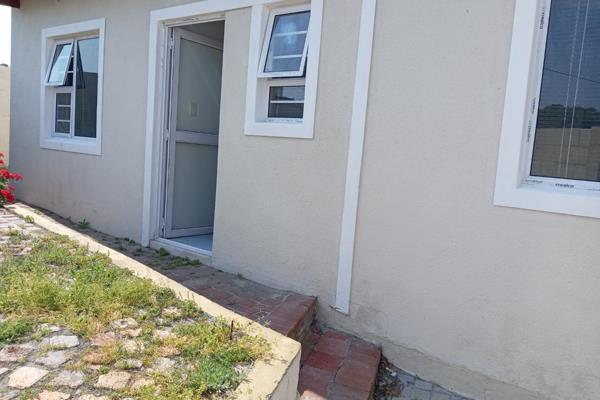 Welcome to this Modernized Semi-Furnished 2 Bedroom Separate Entrance to Rent with secure close garage parking for one car .
This ...