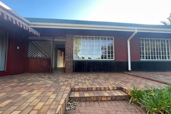 Lease a 76m&#178; office space in Monument on Voortrekker Road, suitable for various ...