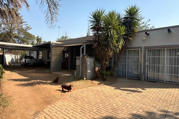 This Neat home consists of:
*Tiled Lounge
*Dining room
*Large Kitchen with ...