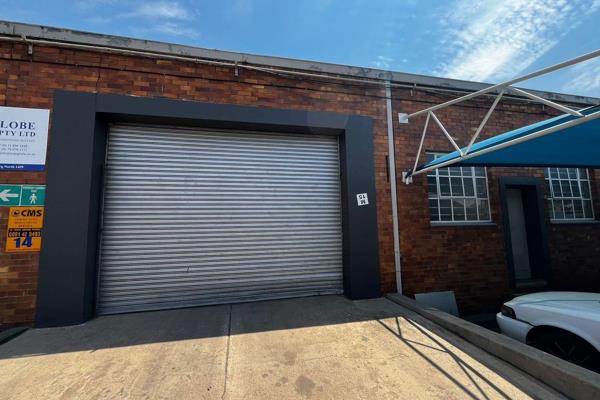 A well-maintained 1025m2 warehouse is available for lease in a secure park located in ...