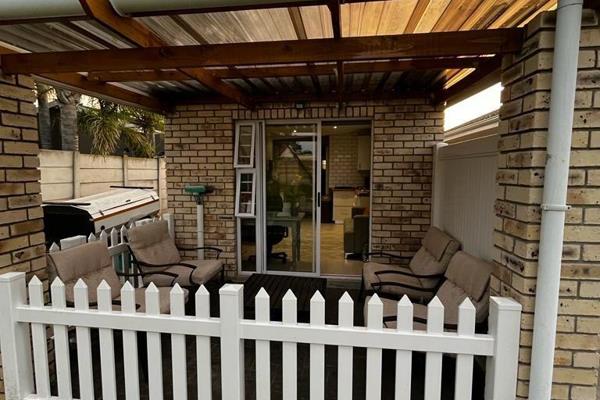 This garden / granny flat is a delight. Perfectly located on Somme Road in Lorraine ...