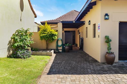 3 Bedroom Townhouse for sale in Beacon Bay