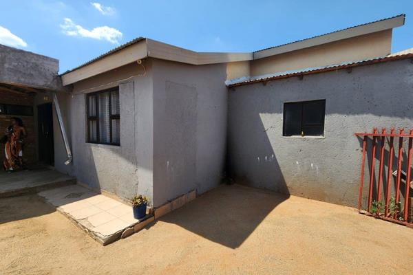 This property features 4 bedrooms, 1 bathroom, open plan tv room, lounge and fitted kitchen. Small garden plus double carport. Some of ...