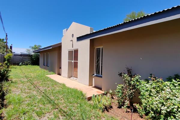 Welcome to Middelpos, a charming upmarket suburb&#160;nestled in the heart of Upington, Northern Cape. 

This beautiful townhouse ...