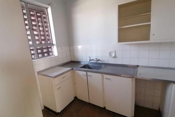 Right opposite Shoprite, easy access to public transport and other centers...
This first floor property offers the 2 bedrooms ...