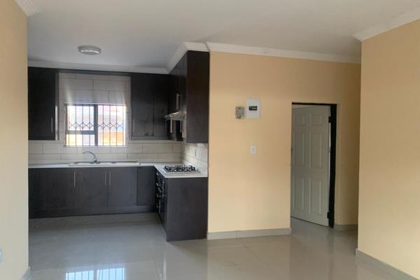 Neat 2 Bedroom Apartment with Communal Swimming pool 
Open plan kitchen and lounge
2 Bedrooms with built in cupboards
Bathroom with ...