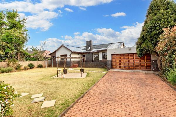 Pieter Du Plessis and RE/MAX-Masters proudly presents this large family home located in ...