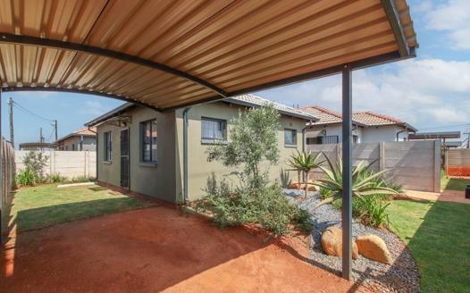 2 Bedroom House for sale in Protea Glen