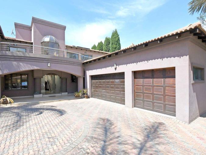 5 Bedroom House for Sale in Blue Valley Golf Estate