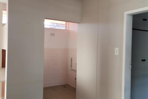 A neat one bedroom flat in a secure complex, located within walking distance of Sanlam Center mall. 

This unit offers a kitchen with ...