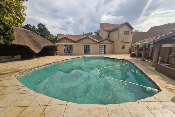 In excellent condition, this stunning home provides you with:
- Pre-paid electricity
- Double garage with automated doors with extra ...