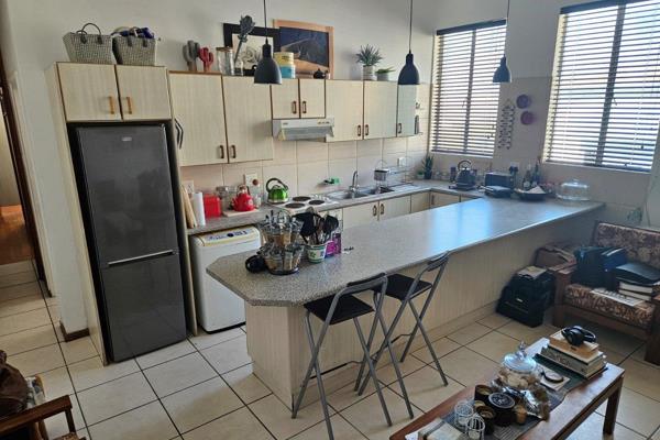 Hardly available, this 2 bedroomed apartment is situated in the CBD of Mossel Bay. You will be a walking distance from all ...