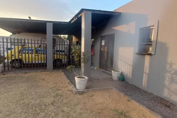 This family living offers you:
The main house.
2 bedrooms with built-in cupboards.
1 bathroom with a shower, toilet, hand basin, and ...