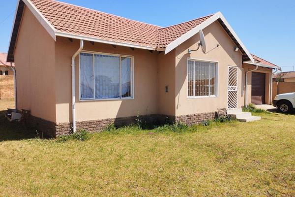 Renovations in progress!

This lovely family home offers the following:

*3 Bedrooms with built-in cupboards
*1 Bathroom
*Open plan ...