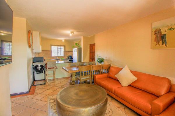 Fancy a short stroll to the Gautrain station for your daily commute? No traffic, no stress! 

This spacious first-floor unit is ...