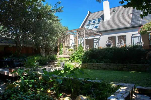 The perfect hideaway nestled on the slopes of Table Mountain, near to Kirstenbosch Botanical Gardens and with easy access to Table ...