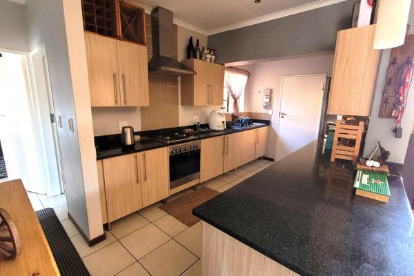 This neat and spacious 2 bedroom townhouse is situated in the well-established sought after Mooikloof Ridge Estate.

Excellent 24hrs ...