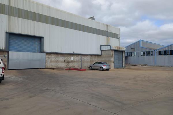 Spacious warehouse with impressive height of approximately 9m, ideal for ...