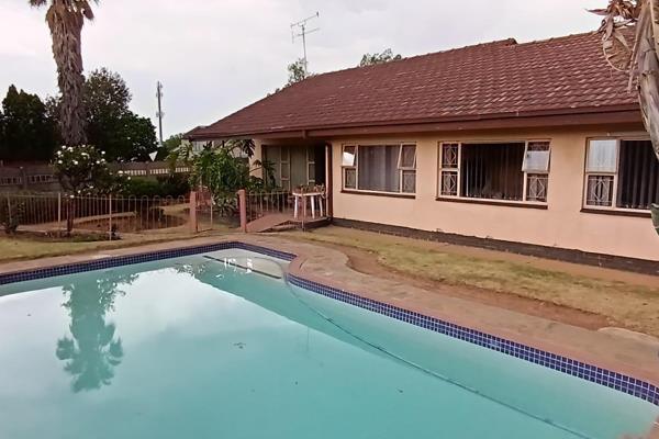 Exclusive Mandate Welcome to your new home in the tranquil suburb of Bonaero Park, Kempton Park! This delightful residence seamlessly blends comfort and functionality. With three spacious bedrooms and two bathrooms, it offers ...