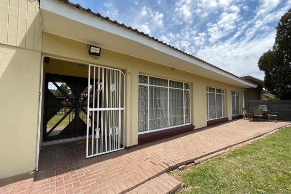 Exclusive mandate 
Situated in the front block of Arcon Park.
This is a SMART HOME, (lights, aircons and alarm systems conveniently controlled from your phone, whether you are home or not)
3 remote door garages
1 double and 1 single carport
borehole
alarm ...