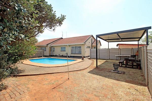 Situated in the ever-popular Golf Park area in Meyerton, this well-kept family home ...