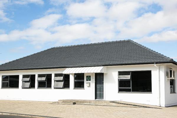 Oakdale welcomes you to a dual property which can be used as offices, residential or both and is situated on a visible corner plot. 

The property consists of a lounge /boardroom, 2 kitchens, 4 bedrooms all built in cupboards/6 ...