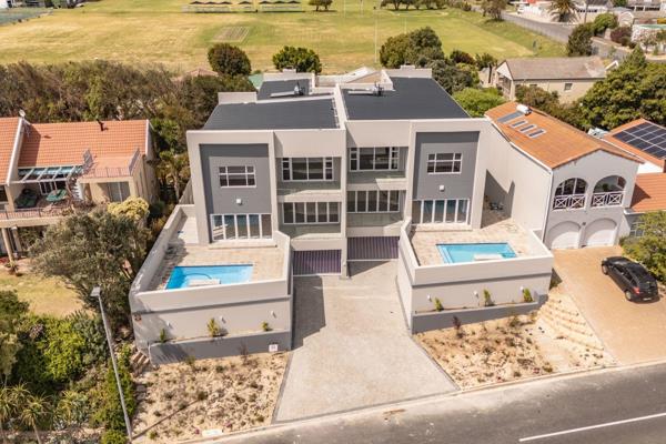 Discover modern luxury in this exquisite new home located in the sought-after Flamingo Vlei area. 

This remarkable property features a ...