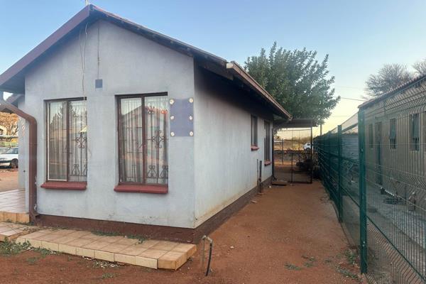 2 bedroom house, fitted kitchen, sitting room suitable for business on the main Vryburg road.