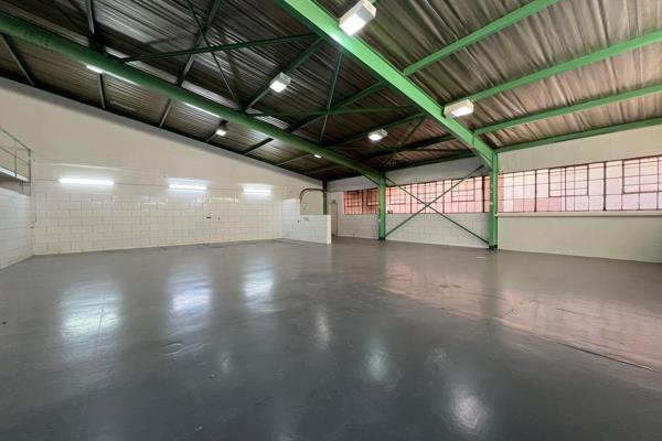 Discover this versatile 392m2 warehouse, perfectly suited for a variety of business needs. Previously utilized for food production ...