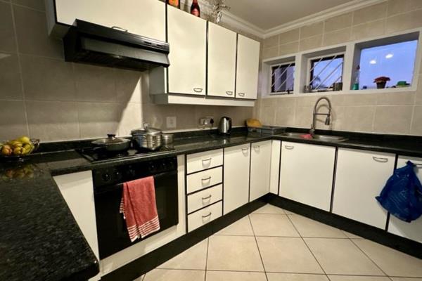 Upstairs unit

2 bedrooms with built in cupbords
ards and laminating flooring 

1 bathroom with a bath, shower, basin, toilet and ...