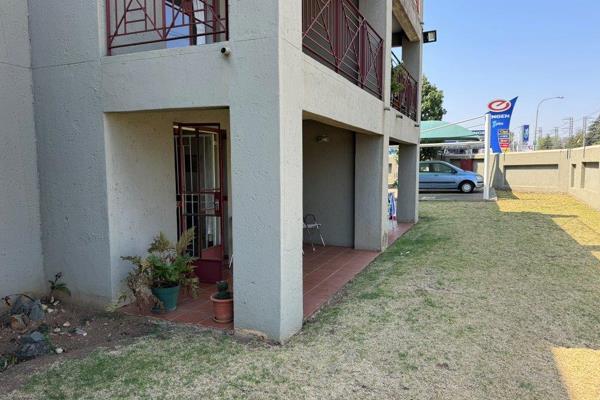 Spacious 2-bedroom ground floor apartment for sale in the beautiful Erindale Complex situated in Randhart, Alberton.
This unit offers ...